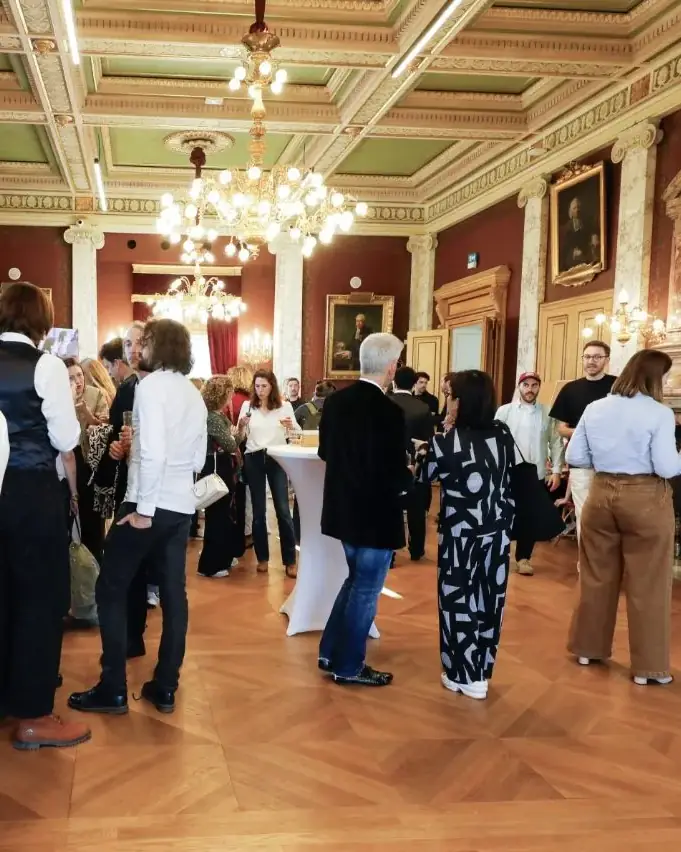 Une soirée dans un salon parisien, les invités autour de l’écran CellandArt.