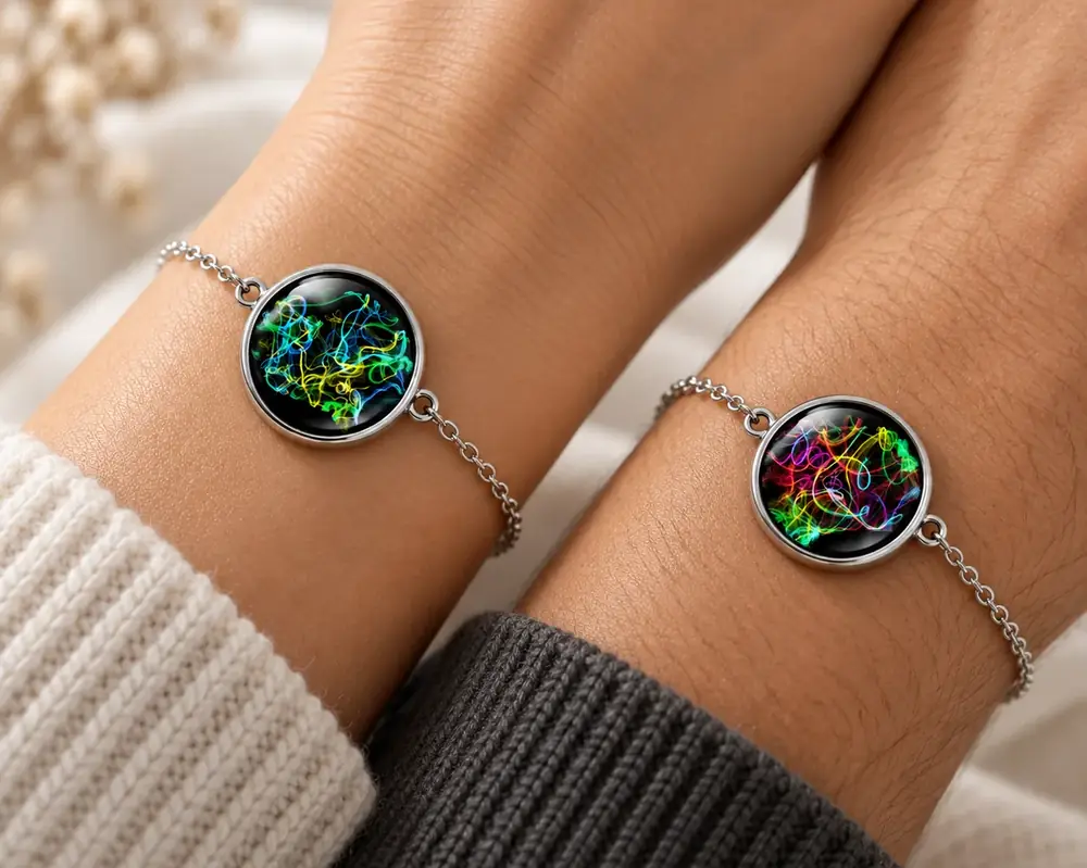 Deux poignets portant chacun un bracelet CellandArt.
